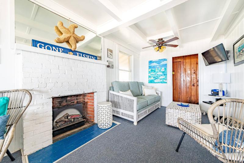 The Roaring 20's - KDH MP 6 Historic Oceanfront Cottage Sunrise Views Pets OK Flex Stays - image 12