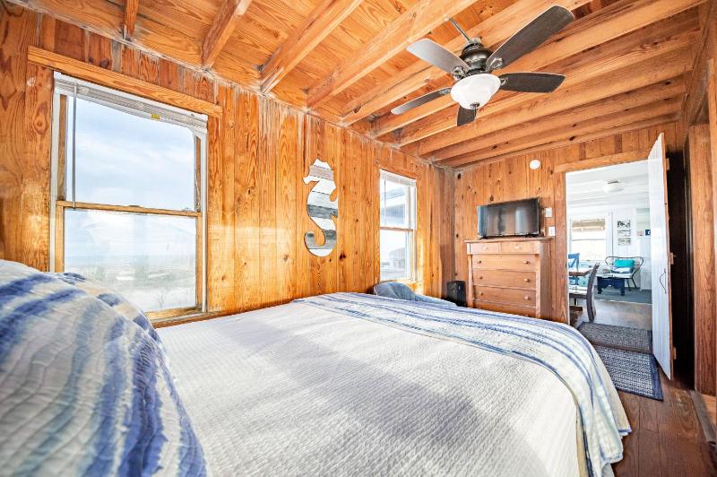 The Roaring 20's - KDH MP 6 Historic Oceanfront Cottage Sunrise Views Pets OK Flex Stays - image 17