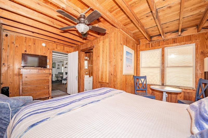 The Roaring 20's - KDH MP 6 Historic Oceanfront Cottage Sunrise Views Pets OK Flex Stays - image 34