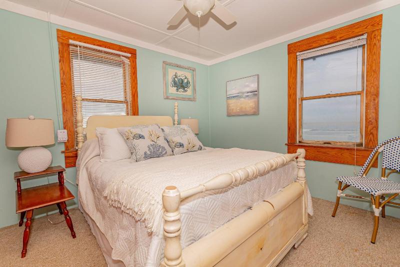 The Roaring 20's - KDH MP 6 Historic Oceanfront Cottage Sunrise Views Pets OK Flex Stays - image 27