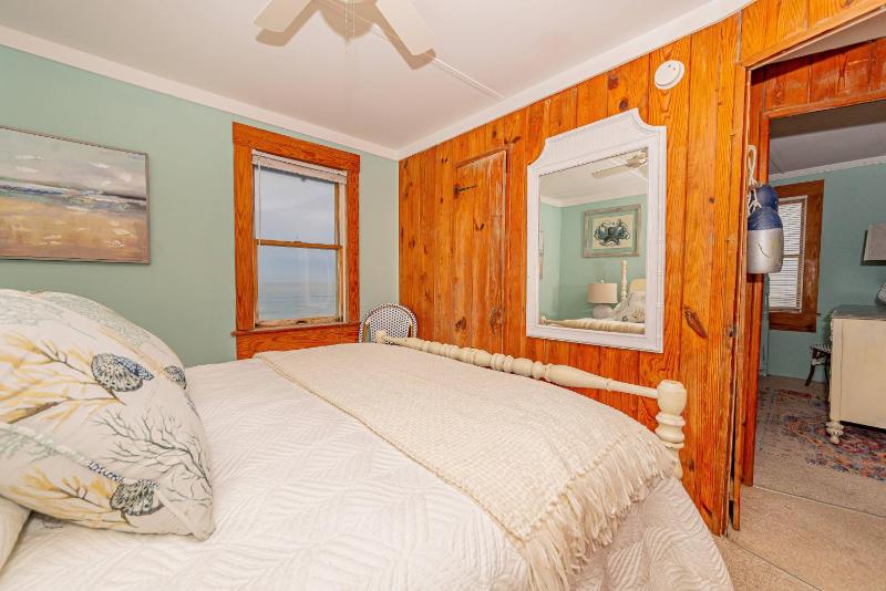 The Roaring 20's - KDH MP 6 Historic Oceanfront Cottage Sunrise Views Pets OK Flex Stays - image 14