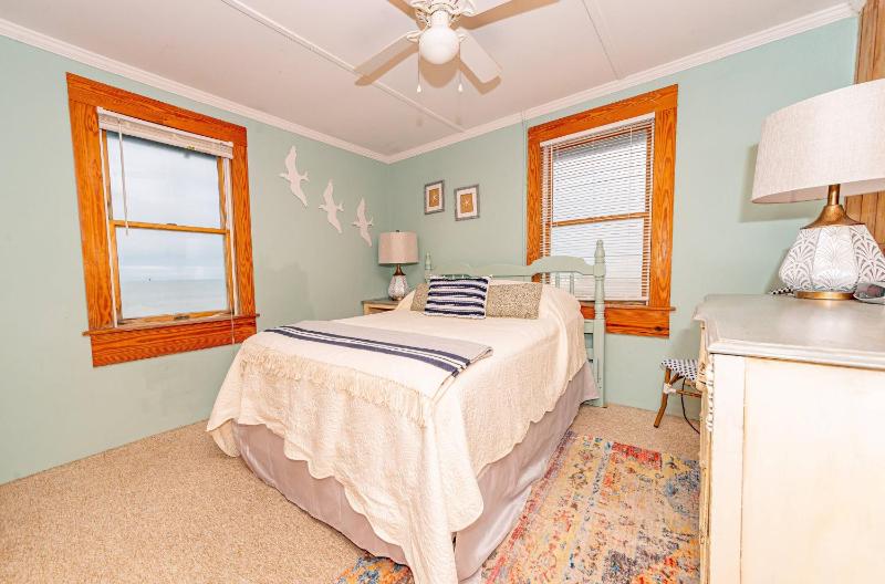 The Roaring 20's - KDH MP 6 Historic Oceanfront Cottage Sunrise Views Pets OK Flex Stays - image 16