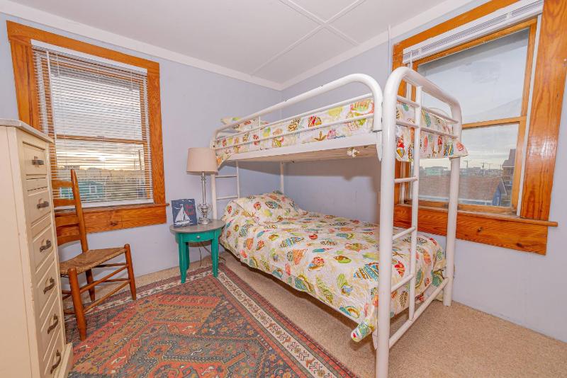 The Roaring 20's - KDH MP 6 Historic Oceanfront Cottage Sunrise Views Pets OK Flex Stays - image 33