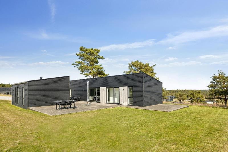 Awesome Home In Ebeltoft With 4 Bedrooms And Internet - image 1