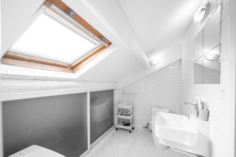 ShiGuang - Timeless Airy Lane House with Rooftop View - image 2