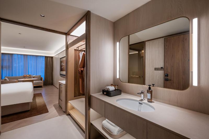 Crystal Hotel Qingdao Badaguan Scenic Area - image 4