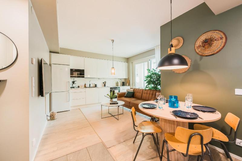 Stylish 2BR with Balcony AirCon 24h Shop - image 9