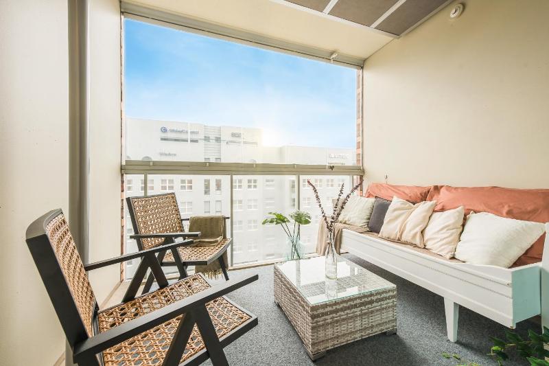 Stylish 2BR with Balcony AirCon 24h Shop - image 4