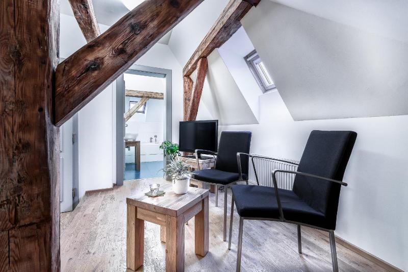 Double Room with Bathtub image 3