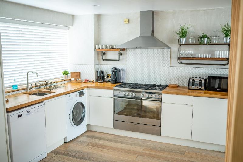 Boutique-Style Apartment in Heart of Brighton Lanes - image 18