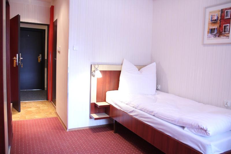 Single Room image 4