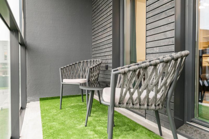 Stylish Studio with Balcony and Parking - image 2