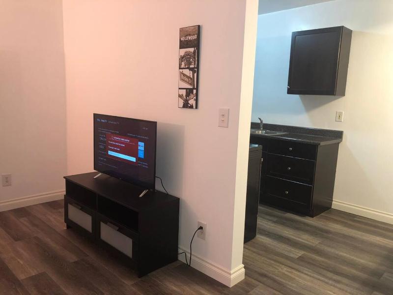 Modern 1 Bedroom Hollywood Apartment Near Larchmont Village Walk of Fame and Studios - image 12