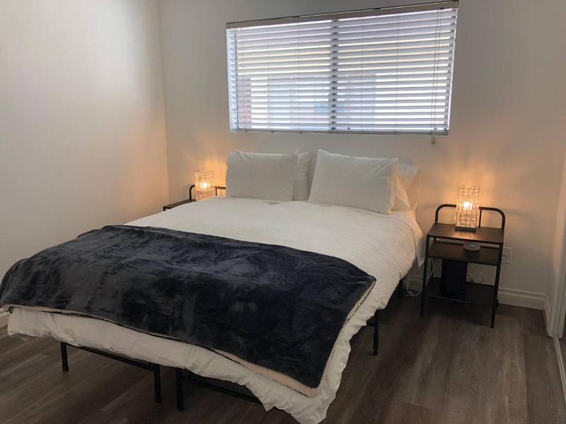 Modern 1 Bedroom Hollywood Apartment Near Larchmont Village Walk of Fame and Studios - image 8
