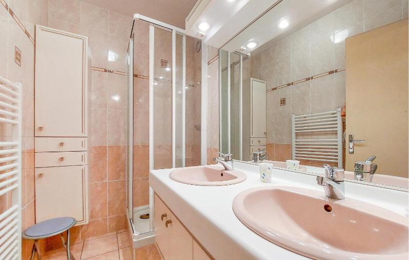 2 Bedroom Amazing Apartment In Royan - image 7