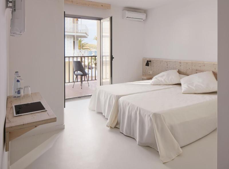 Double or Twin Room with Side Sea View image 1