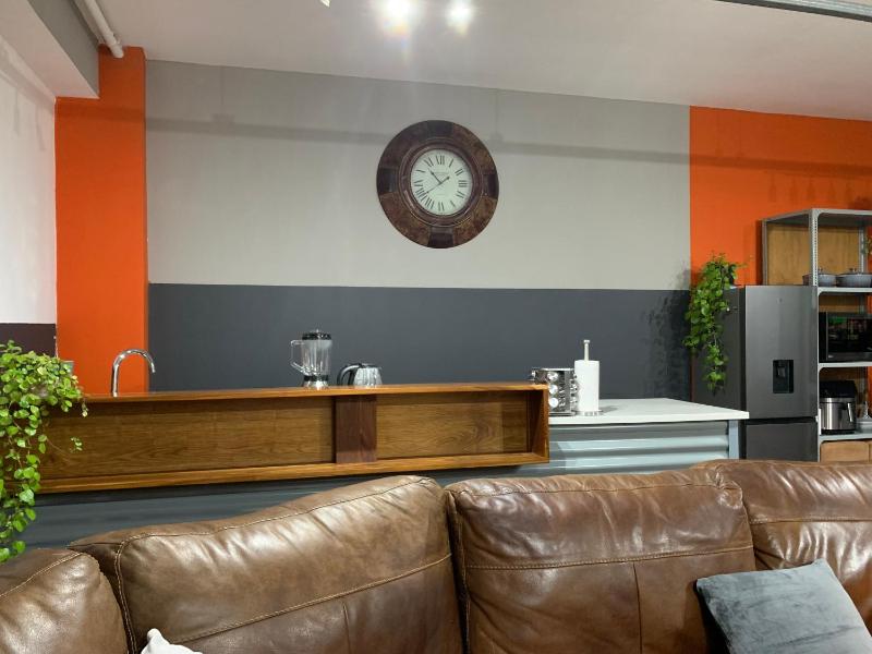 Warm & Luxury Stay at Maboneng with Kingbed HugeTV WiFi - image 3