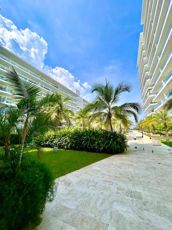 Mar y piscina gigante en el caribe - image 8