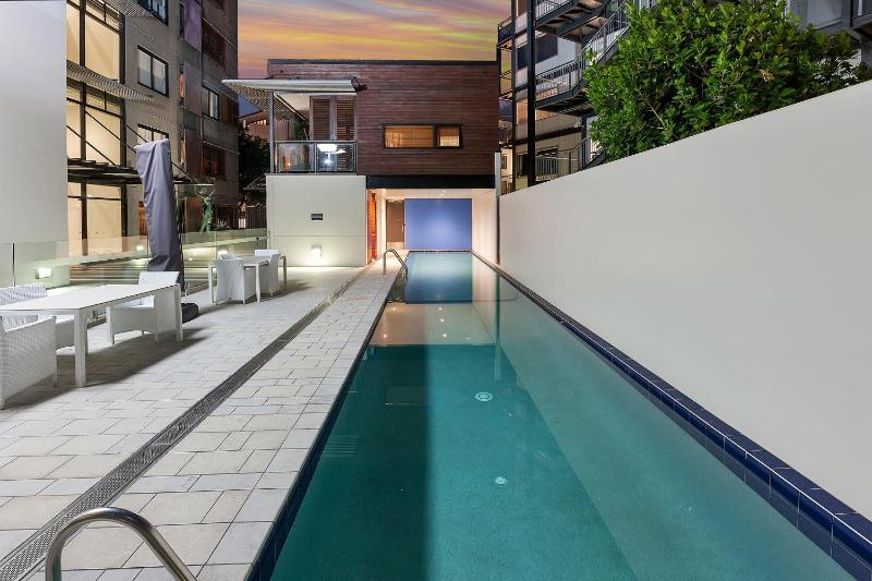 Designer Harbour Stunner with Welcome Rosé - image 2