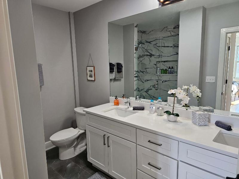 Updated 3 Bedroom Chicago Downtown Pilsen - image 9