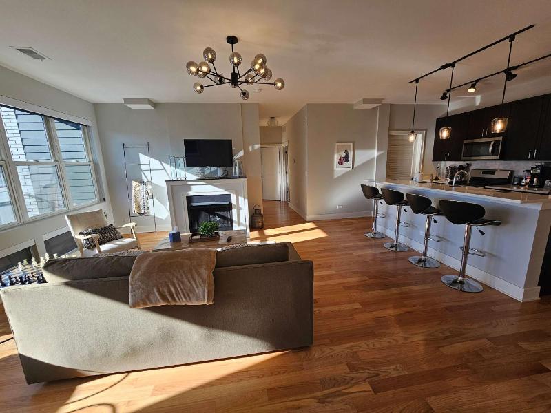 Updated 3 Bedroom Chicago Downtown Pilsen - image 11