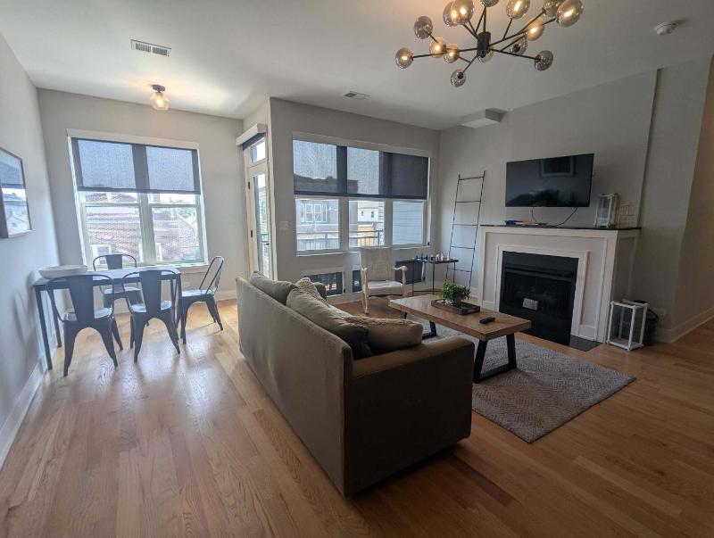 Updated 3 Bedroom Chicago Downtown Pilsen - image 15