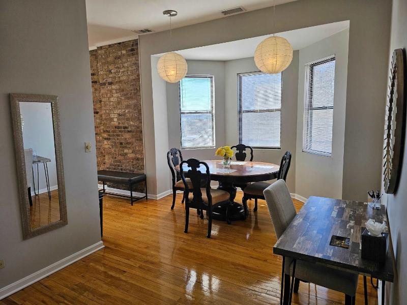 Two Bedroom West Loop - image 7