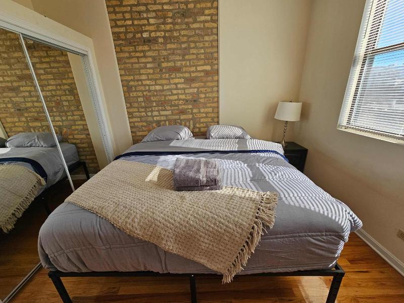 Two Bedroom West Loop - image 11