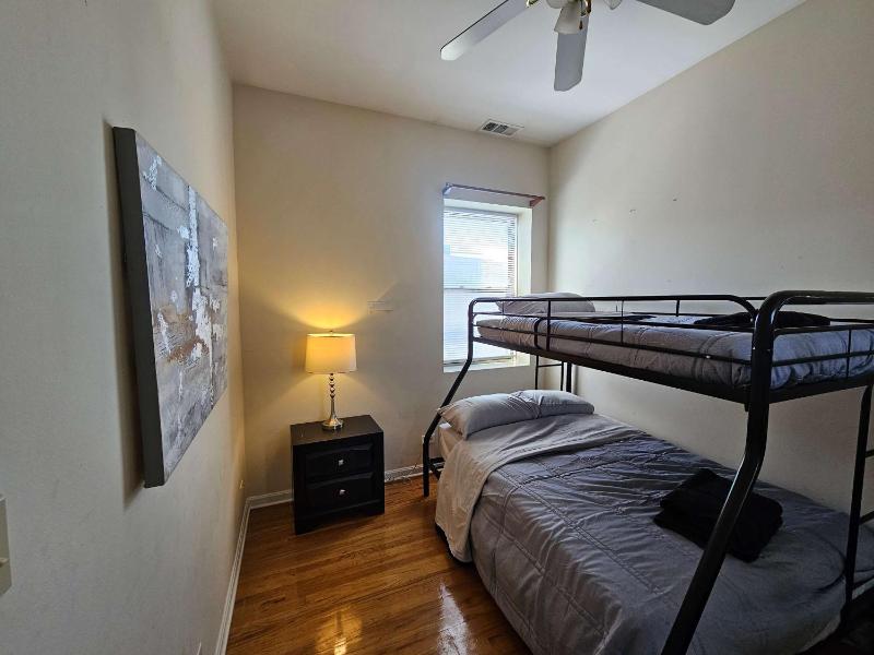 Two Bedroom West Loop - image 9