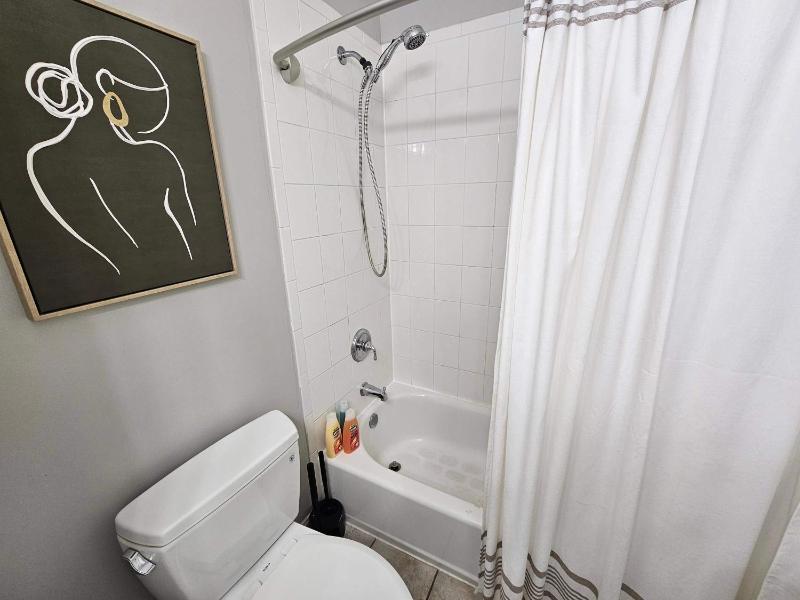 Two Bedroom West Loop - image 16
