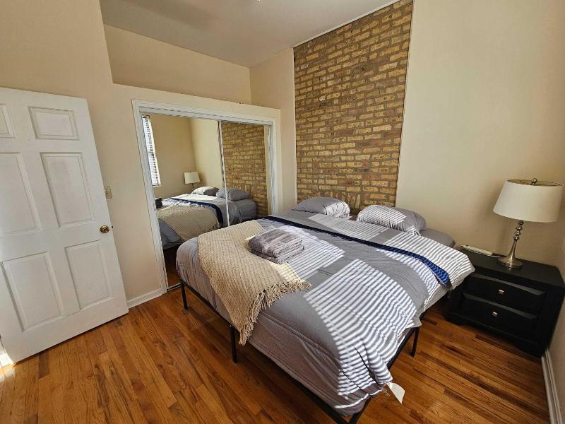 Two Bedroom West Loop - image 2