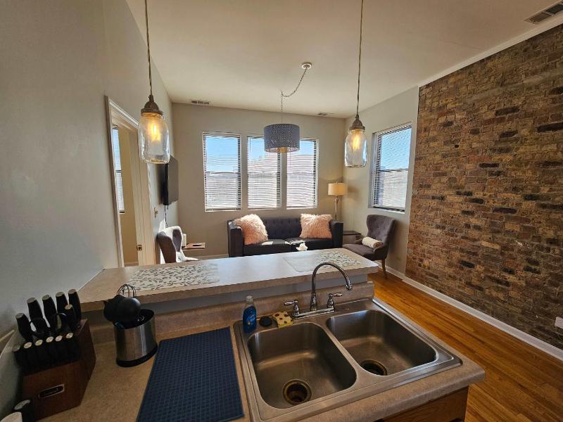 Two Bedroom West Loop - image 8