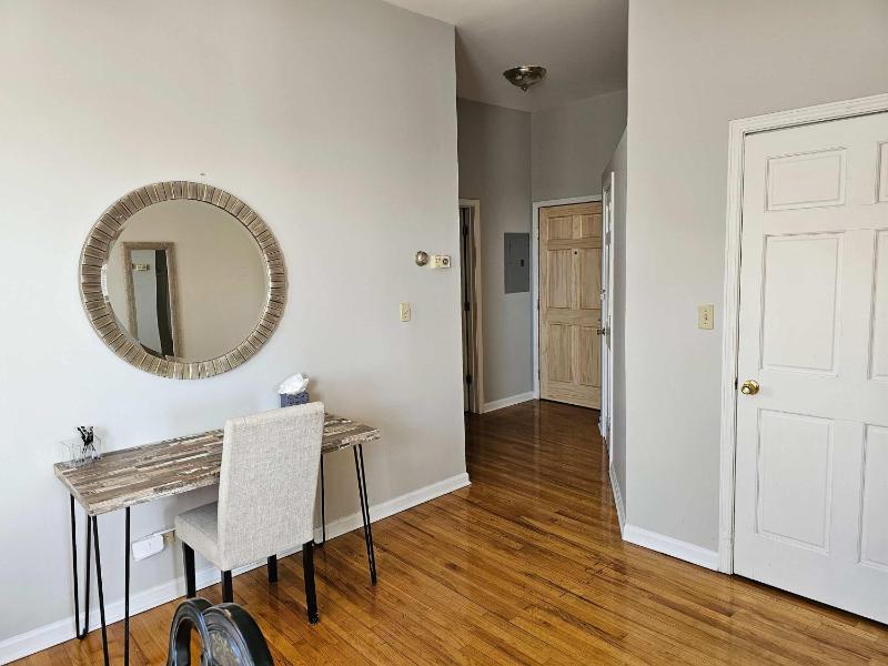Two Bedroom West Loop - image 6