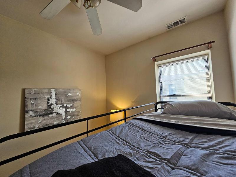 Two Bedroom West Loop - image 5