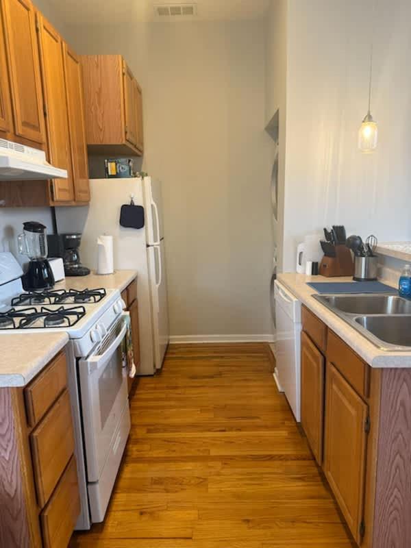Two Bedroom West Loop - image 14