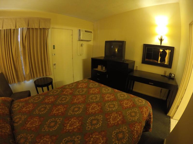Queen Room image 2