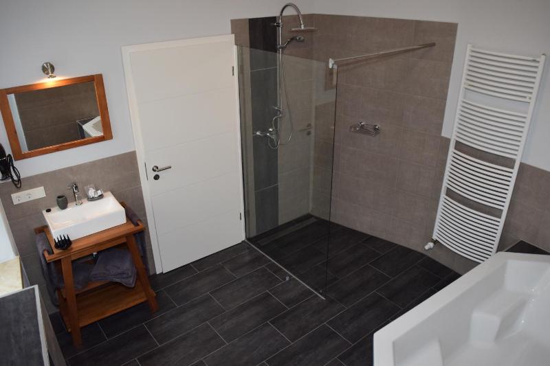 Deluxe Double Room with Bath image 1