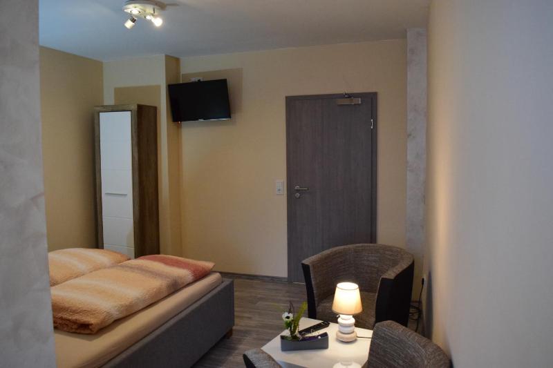 Double Room image 3