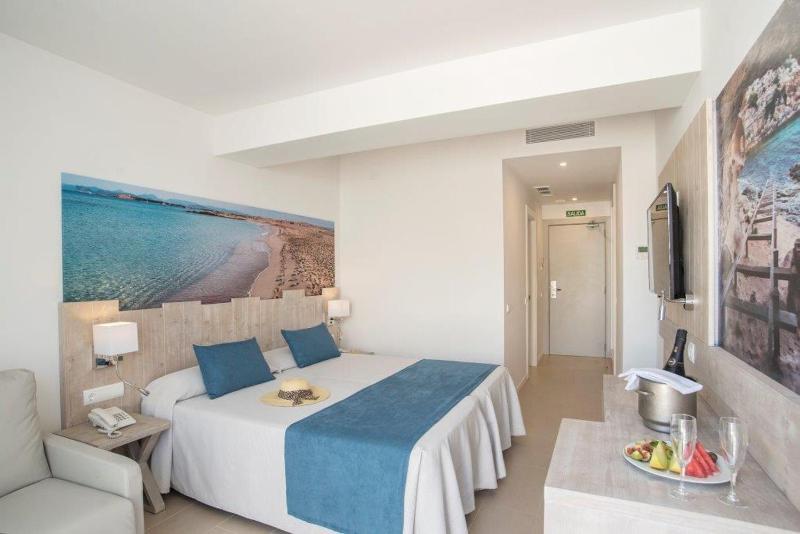 Superior Twin Room image 3