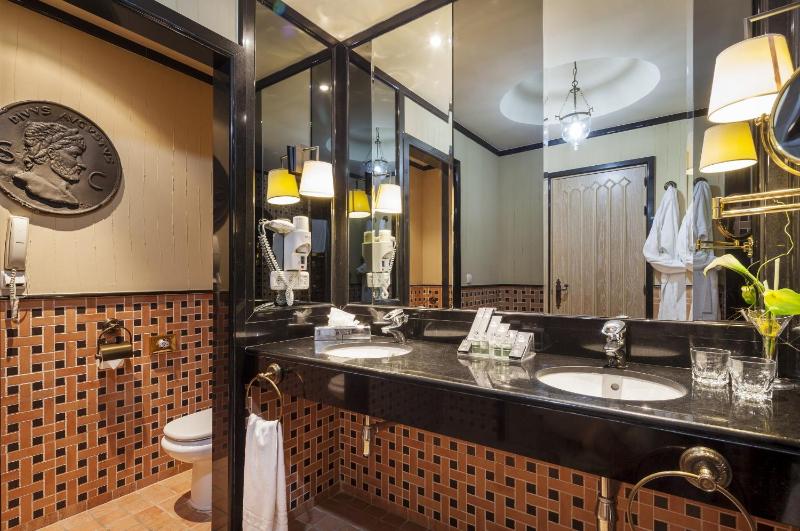 Junior Suite (2 Adults) image 3
