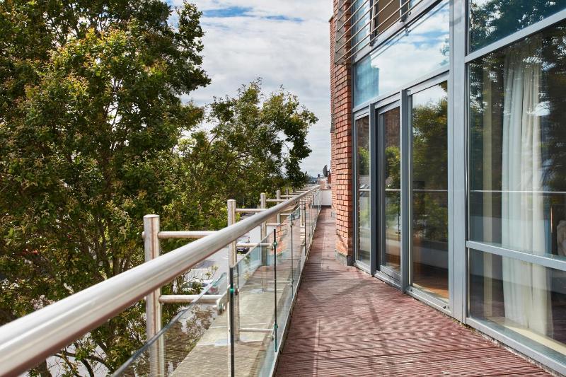 One-Bedroom Apartment image 2