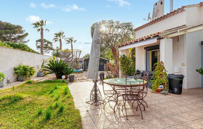 Awesome Home In Six-Fours-Les-Plages - image 7