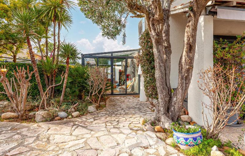 Awesome Home In Six-Fours-Les-Plages - image 22