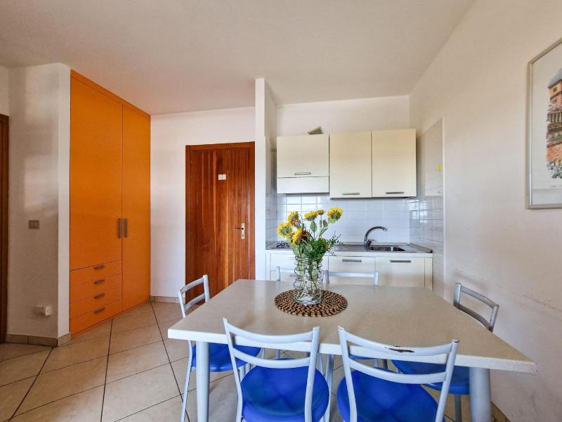 Modern flat with swimming pool - image 12