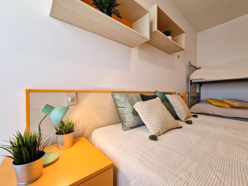 Modern flat with swimming pool - image 10
