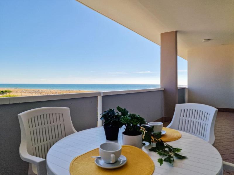 Modern flat with swimming pool - image 6