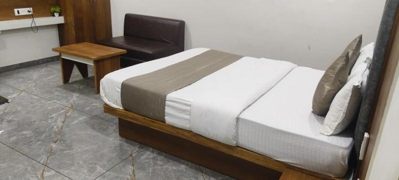 Hotel Madhur Ahmedabad - image 9