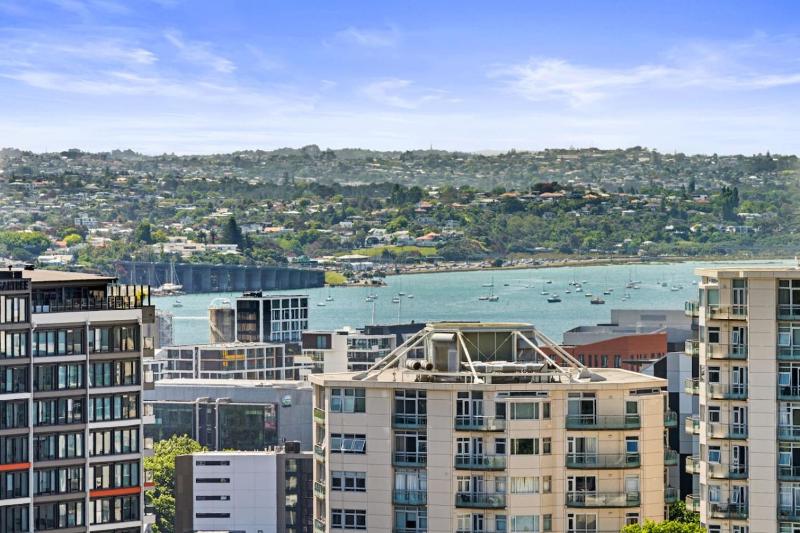 Iconic Skyline Modern Abode with Free Parking - image 11