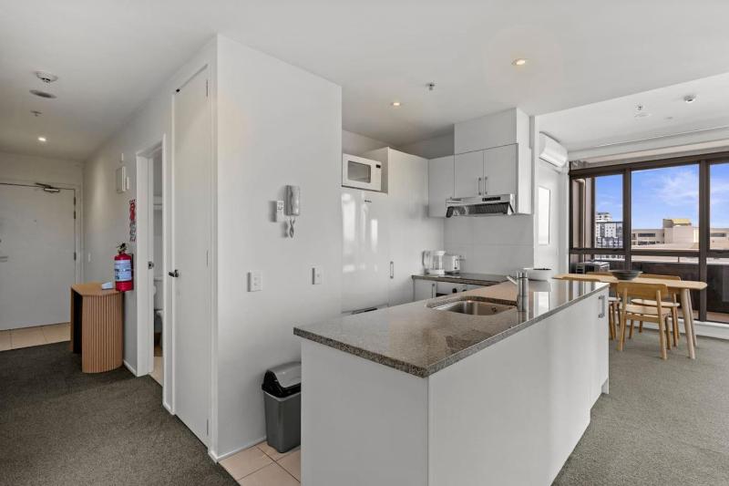 Iconic Skyline Modern Abode with Free Parking - image 10