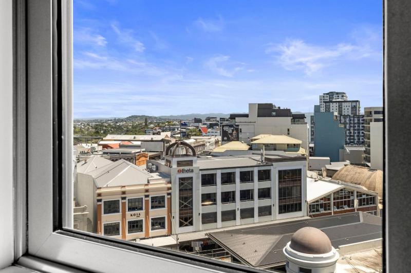 Iconic Skyline Modern Abode with Free Parking - image 7